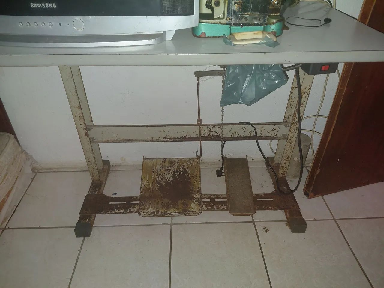 MAQUINA OVERLOQUE COM BANCADA E MOTOR 110V - Foto 4