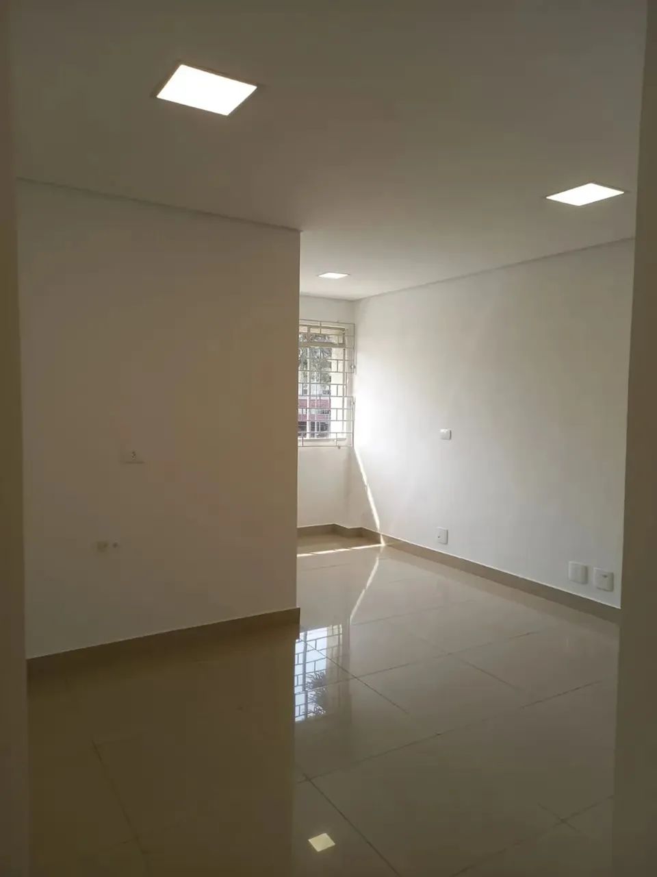 Sala Comercial para Alugar Com 2 Ambientes 39m² Frente ao Shopping Palladium -Água Verde-  - Foto 9