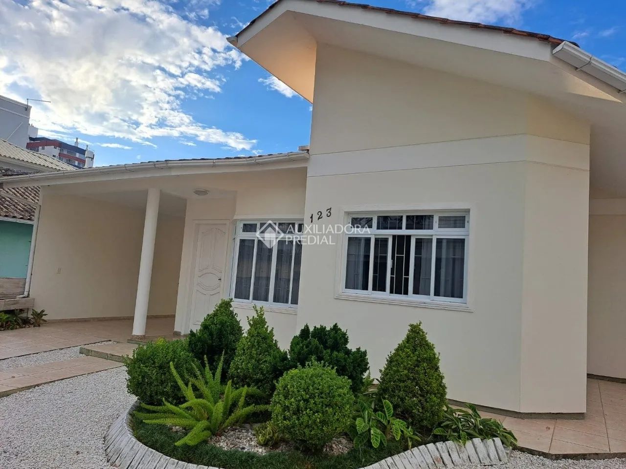 Casa c/3 quartos, 2 banheiros, 130m² - Centro da Palhoça