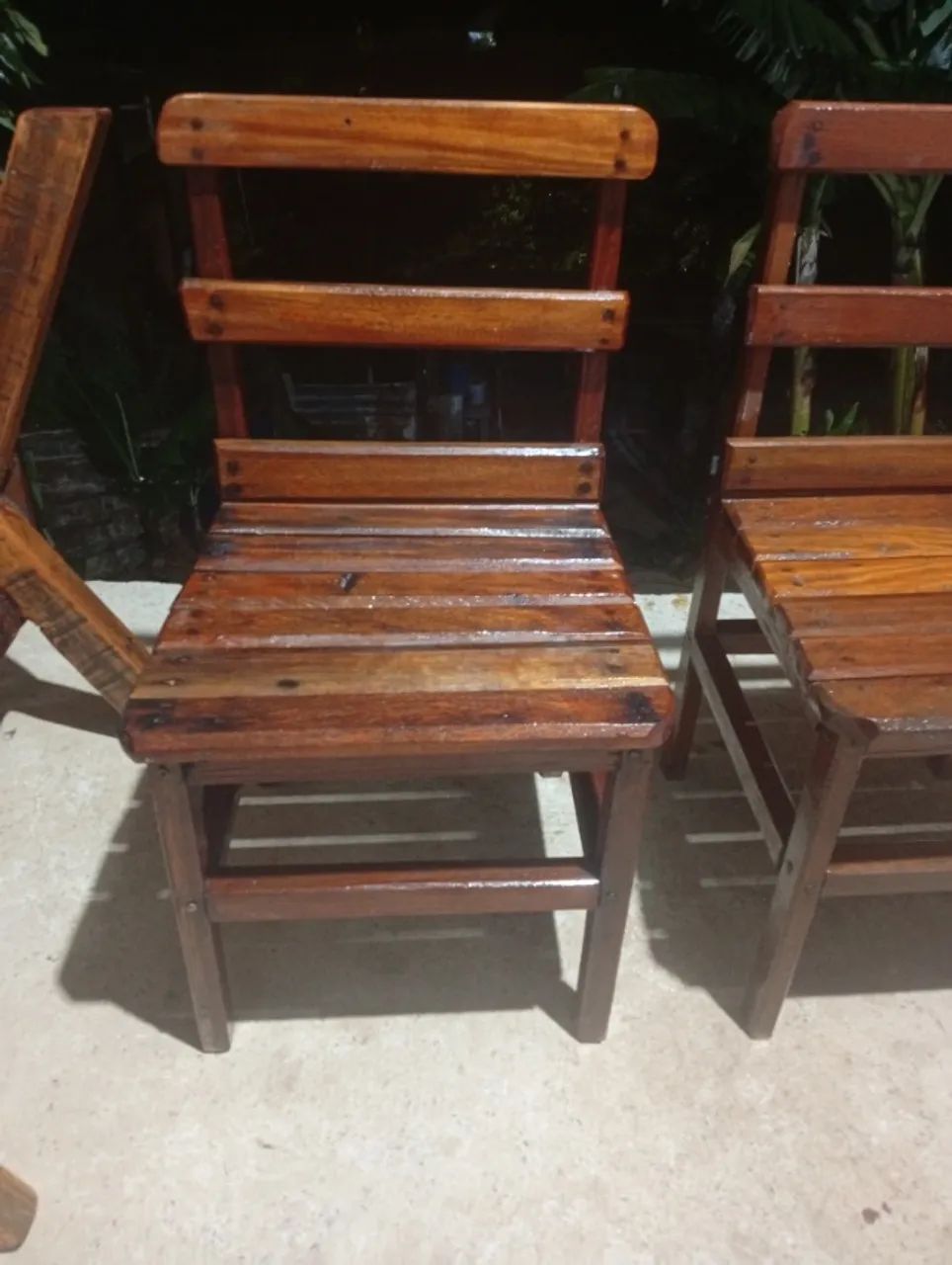 Mesa de madeira maciça com 4 cadeiras maciça  - Foto 2
