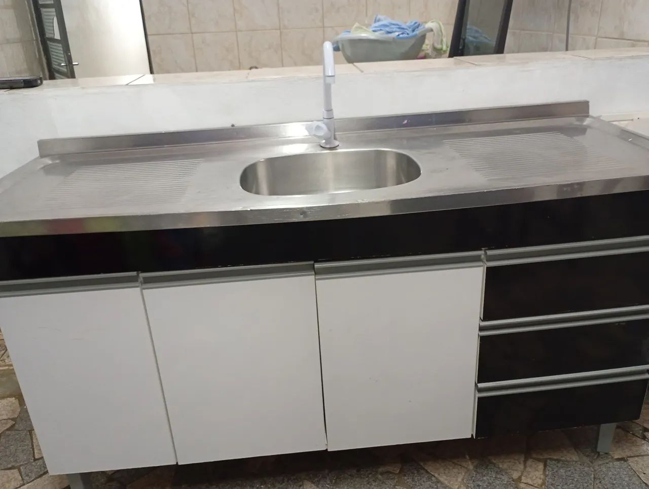 Gabinete e pia de cozinha