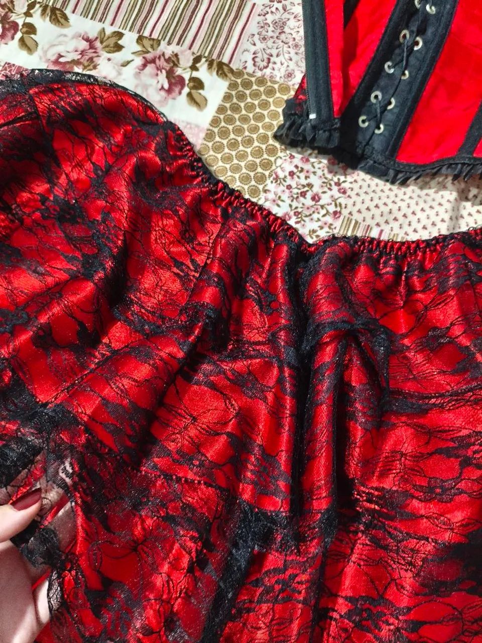 Espartilho e saia gótico vermelho e preto - Foto 4