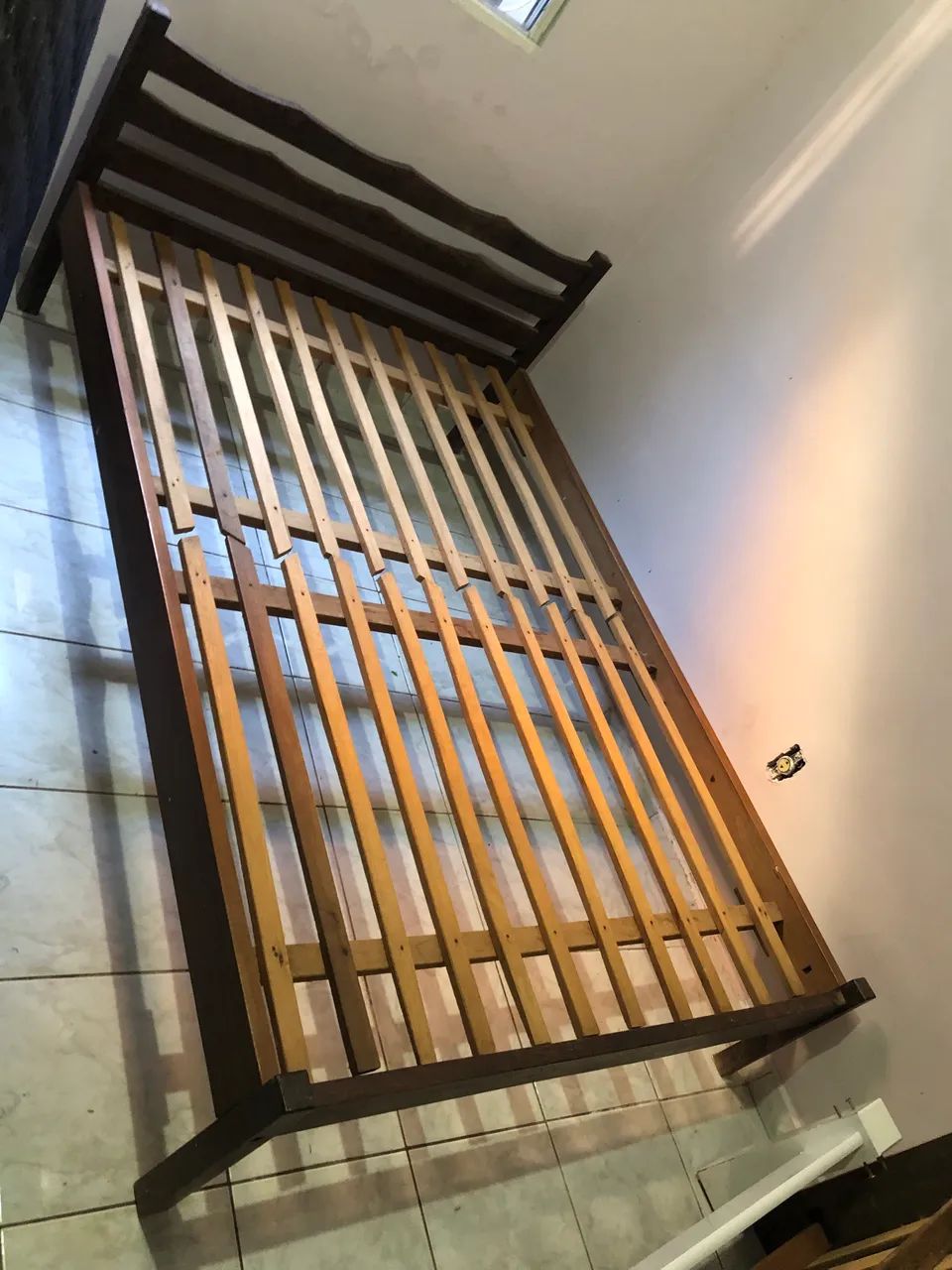 Cama de Casal em Madeira Maciça - Resistente e Conservada 