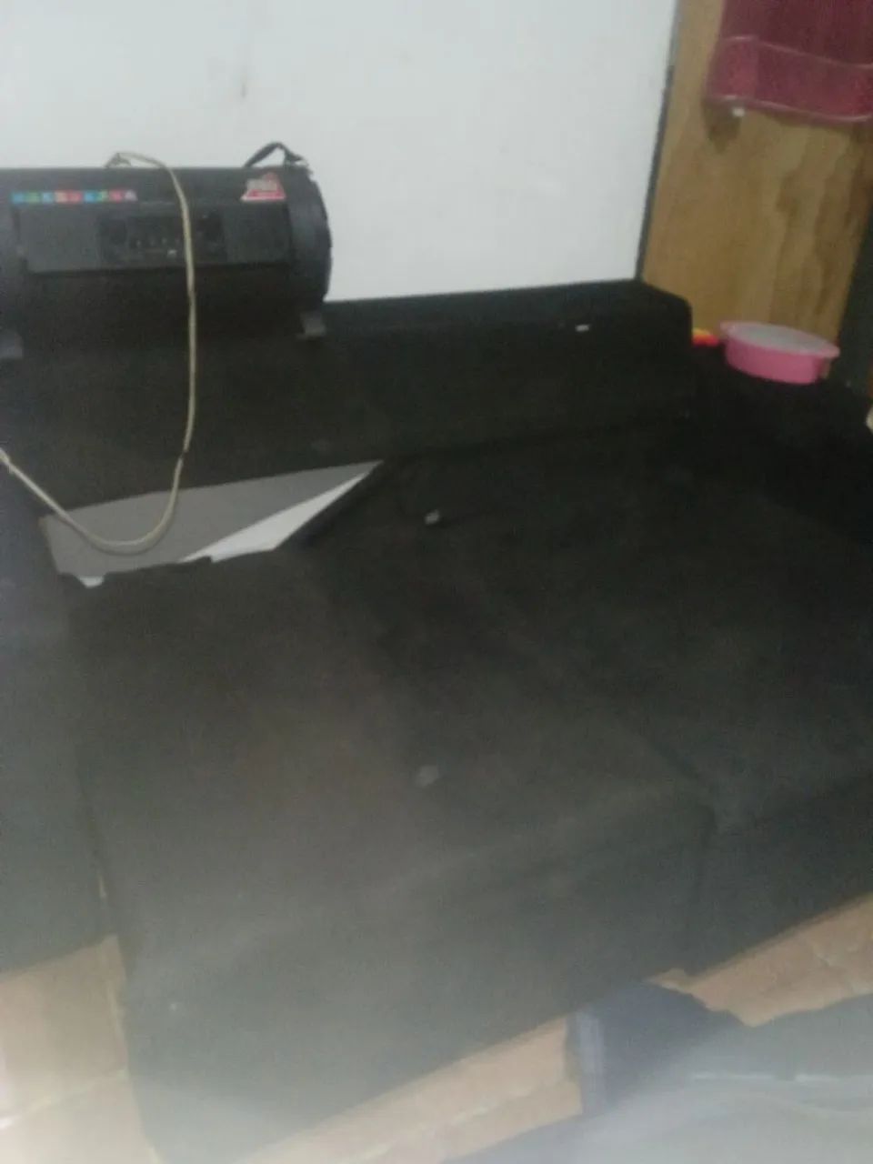 Vendendo um sofá preto de dois lugares sofá-cama - Foto 2