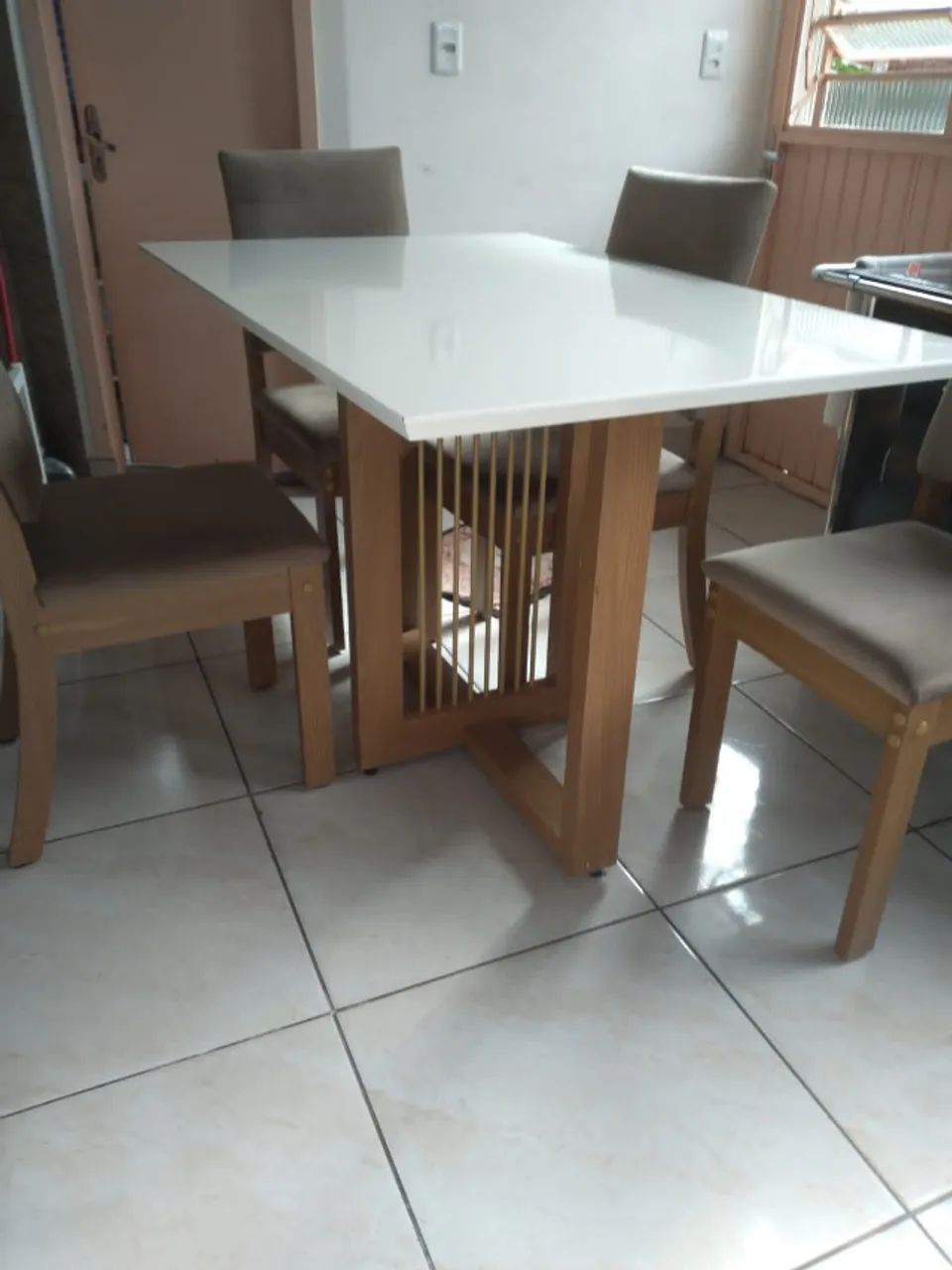 Mesa de jantar retangular, mais 04 cadeiras estofadas - Foto 3