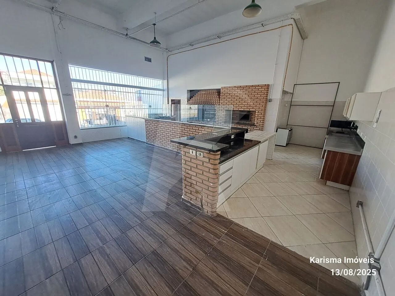 Salão comercial medindo 115 m² com 2 banheiros e vagas de garagem - Foto 2