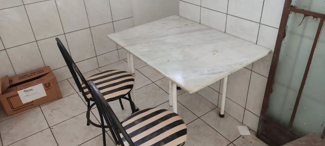 Mesa tampa de mármore  com duas cadeiras. - Foto 3