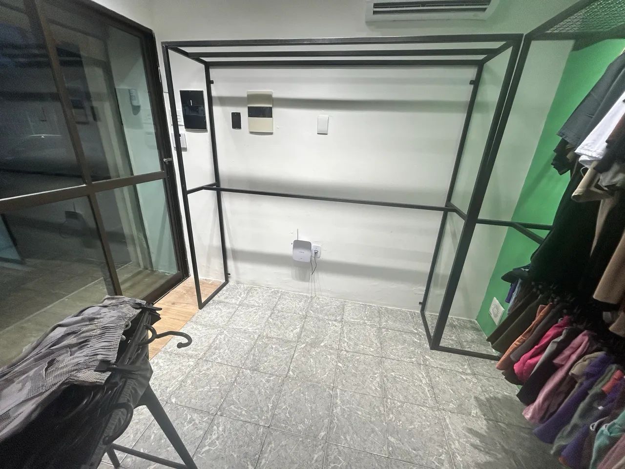 Araras de metal e vitrine metal 