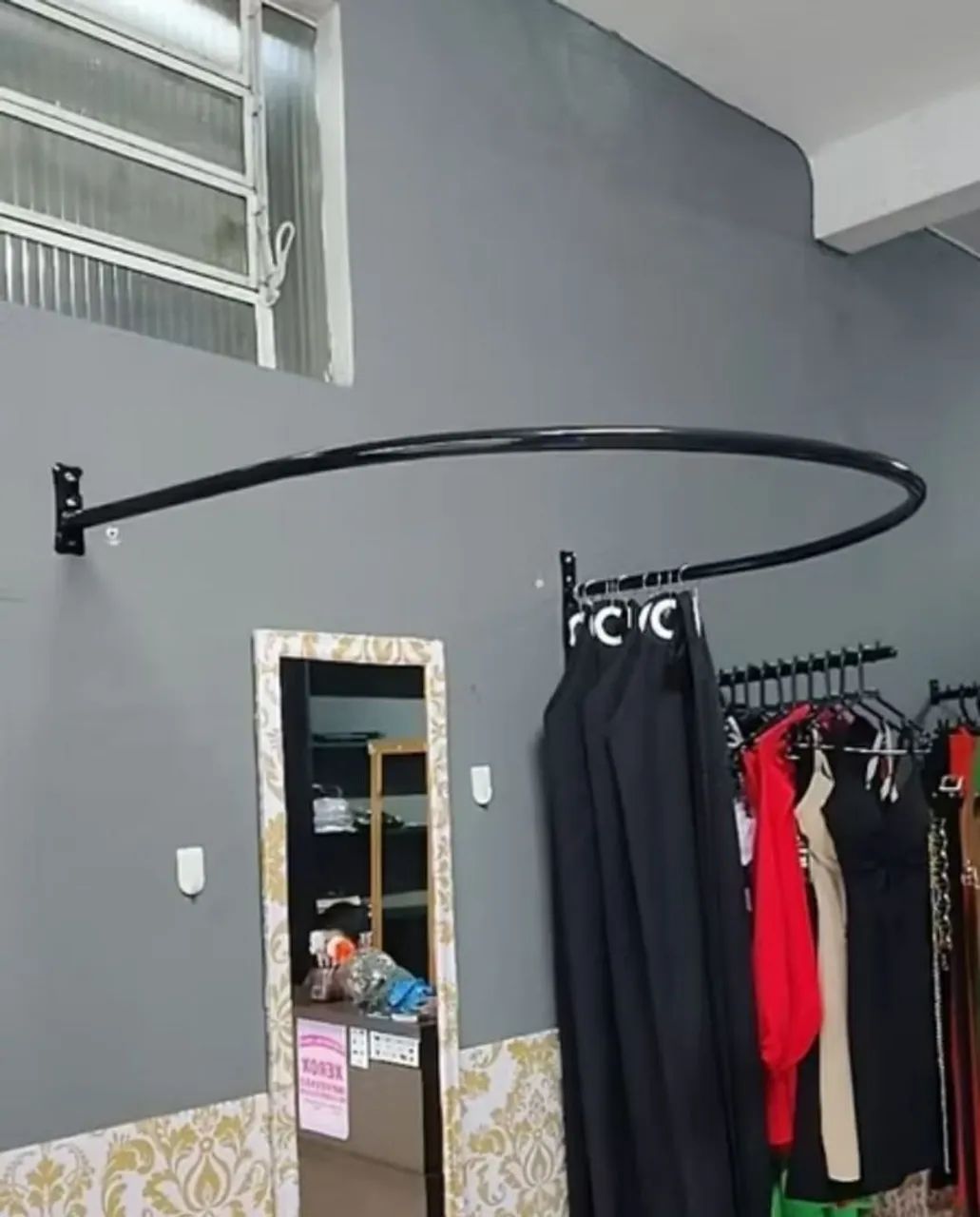 Provador de parede em arco arará 