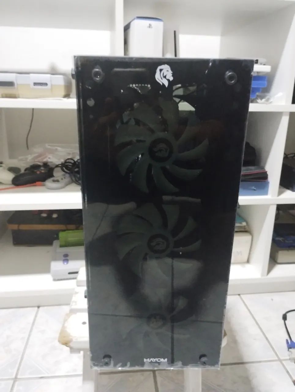 Gabinete com a frente e lateral de acrílico com fans 