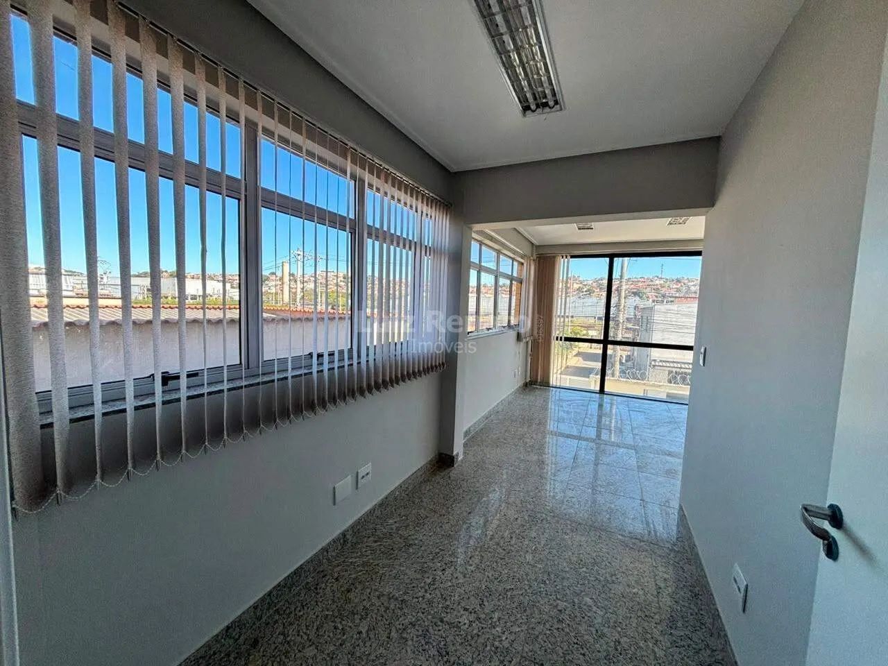 Prédio Comercial com 3 andares e 6 banheiros para alugar com 360m² - Foto 5