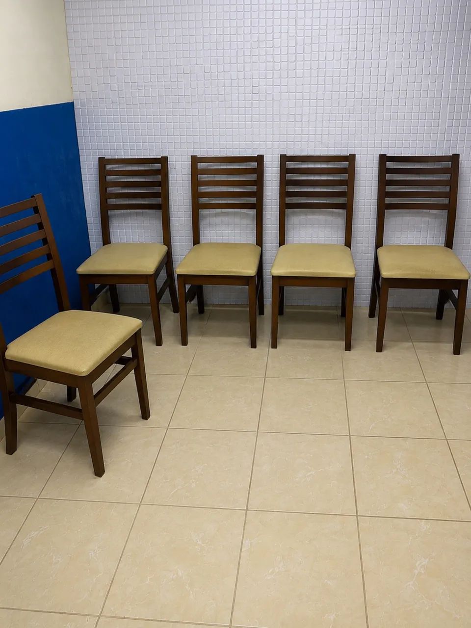 PROMOÇÃO !!! VENDE-SE 6 CADEIRAS DE MADEIRA
