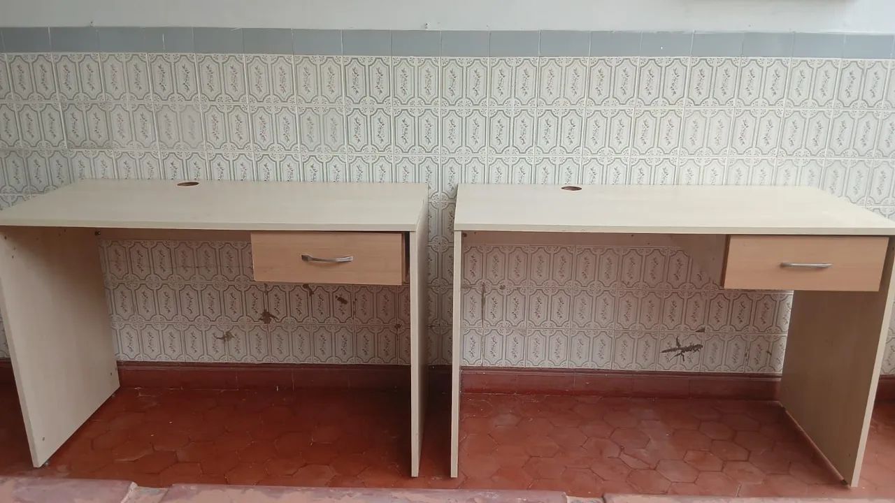 Mesa para escritório com gaveta em bom estado.  - Foto 2