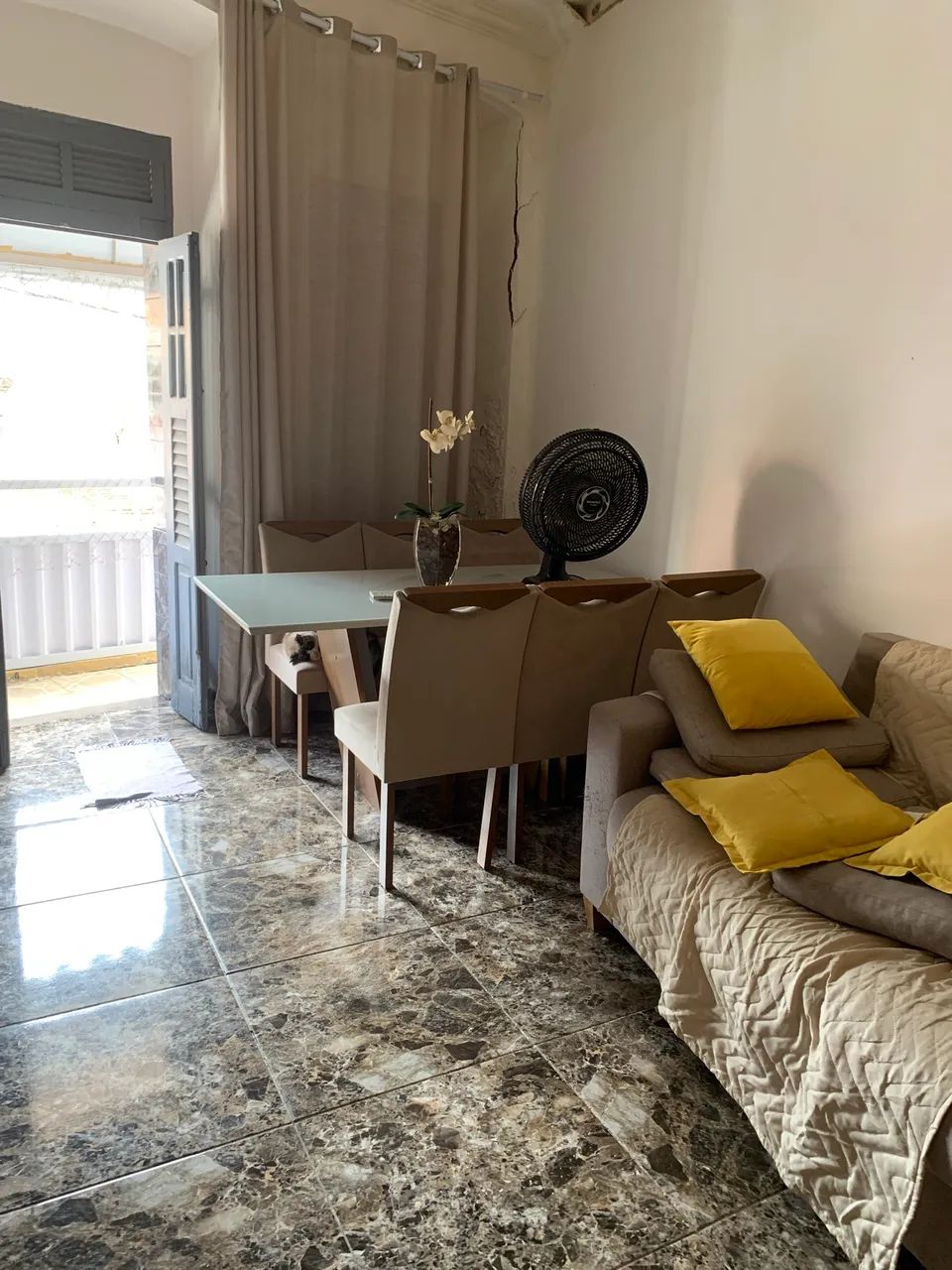 Quarto para moça  no centro 