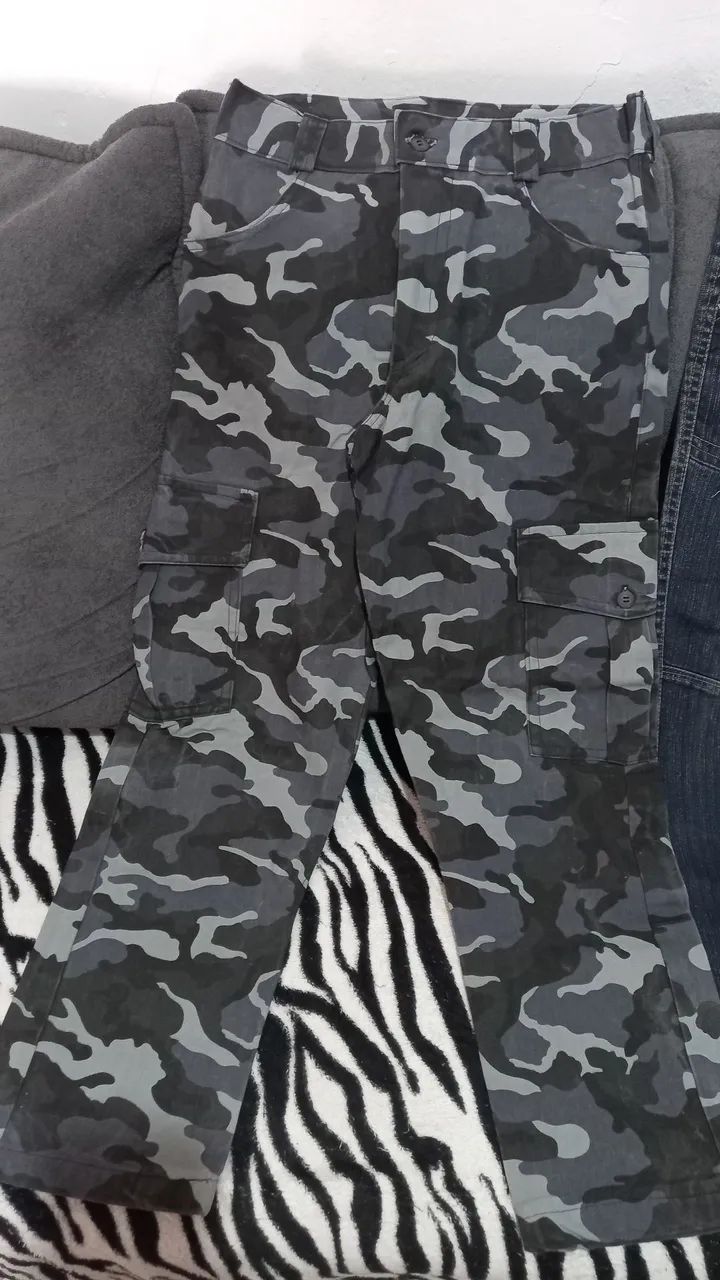 2 calças tamanho  e 3 blusas12 anos - Foto 5