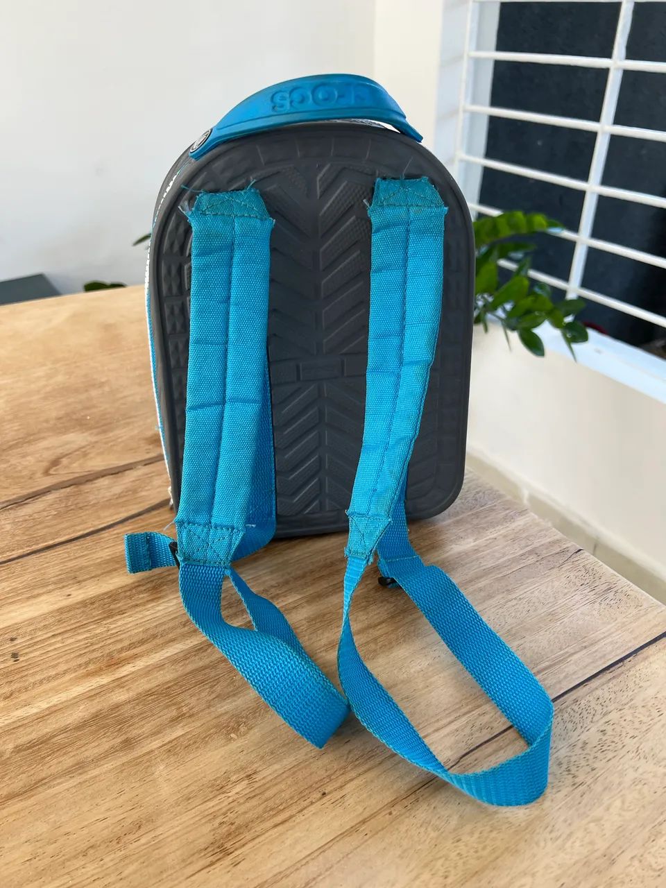 Mochila infantil Crocs original rígida cinza e azul - Foto 2