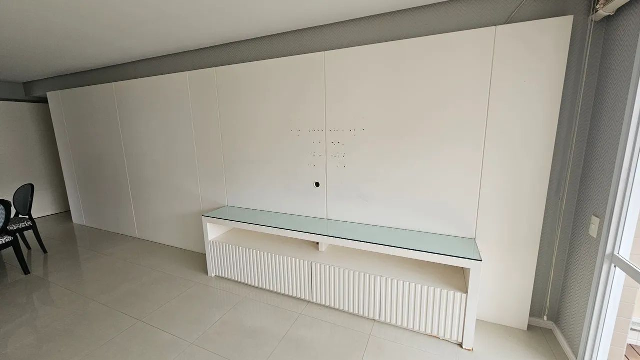 Doação Painel de madeira com pintura em laca branco