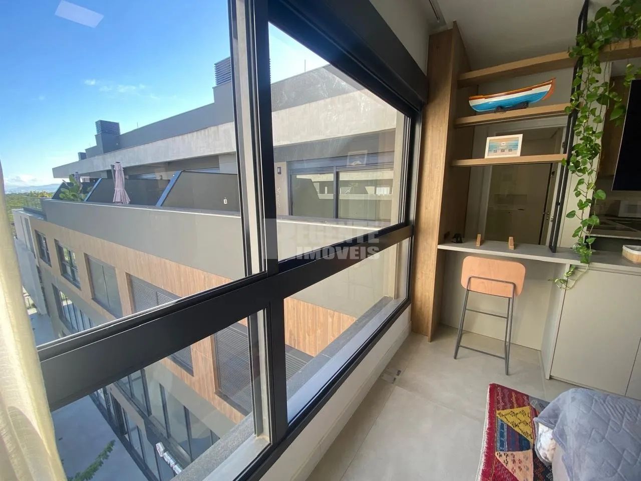 Excelente studio completamente mobiliado para locação no bairro Saco Grande! - Foto 4