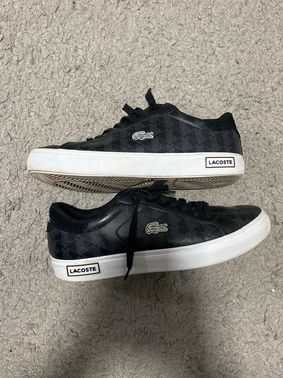 tenis lacoste monograma