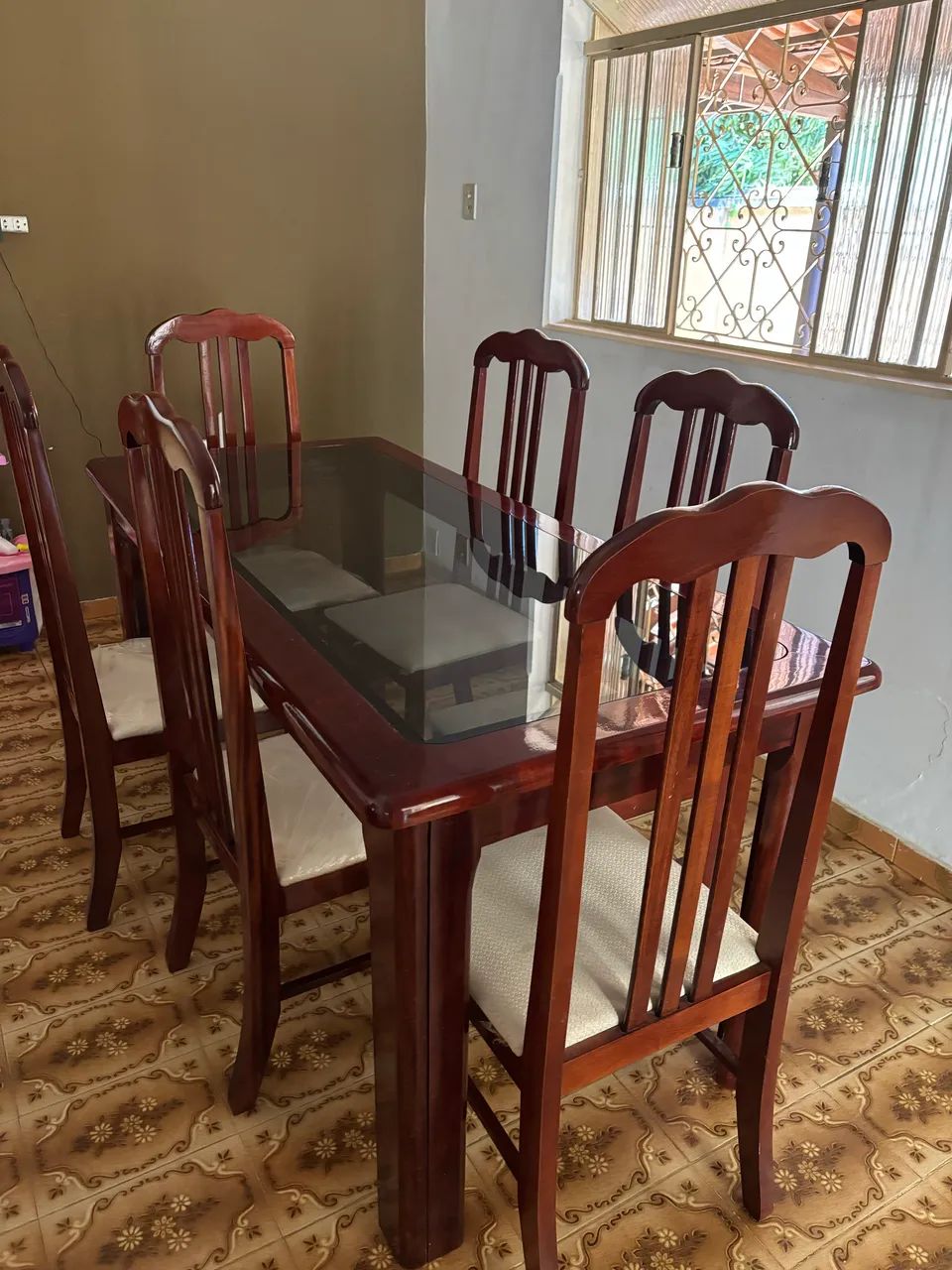 Vendo mesa de madeira com 06 cadeiras - Foto 5