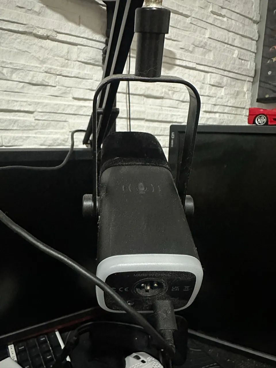 Microfone fifine USB C e xlr, possui rgb e a caixa