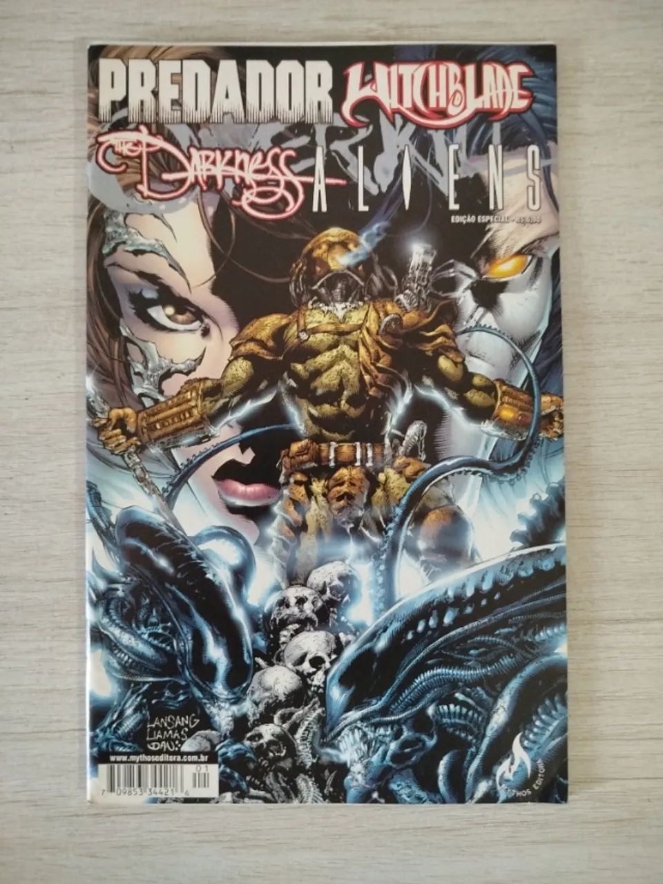 Kit HQ Quadrinhos Predador e Witchblade e Aliens e The Darkness (2 volumes) - Foto 2
