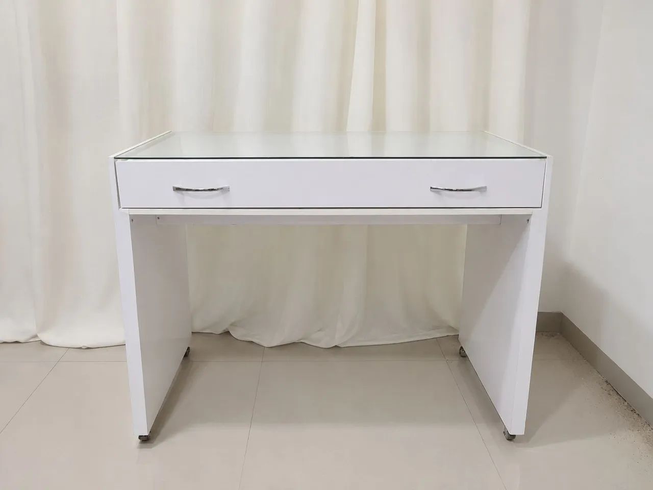 Móvel branco com tampo de vidro