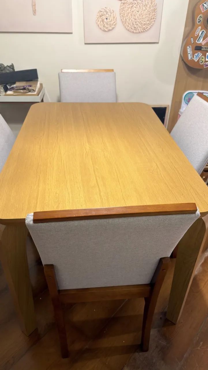 Mesa com quatro cadeiras 