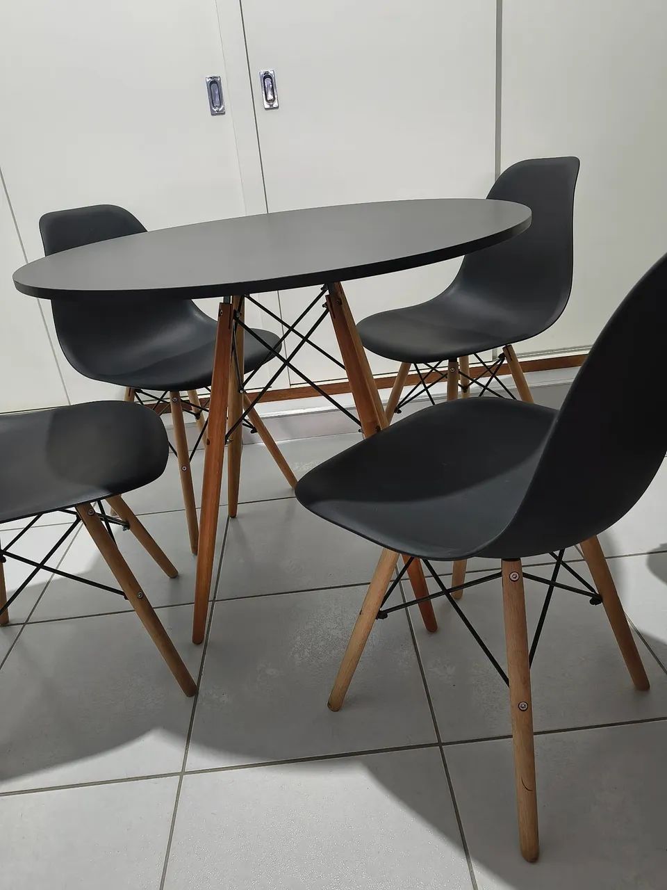 Conjunto de mesa com 4 cadeiras preta - Foto 2