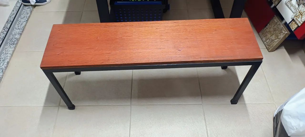 Mesa madeira com dois bancos. - Foto 3