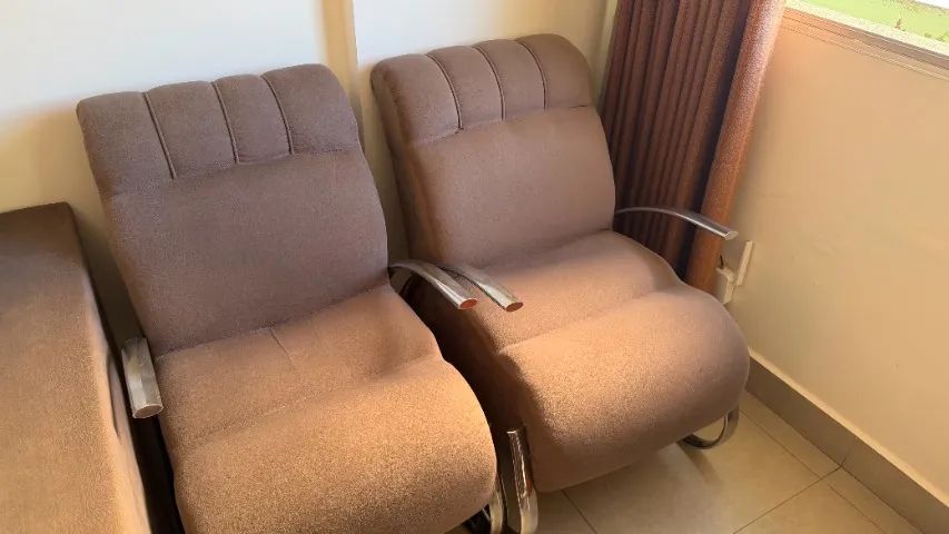 Par de poltronas retrô com base cromada e estofado suede - Foto 4