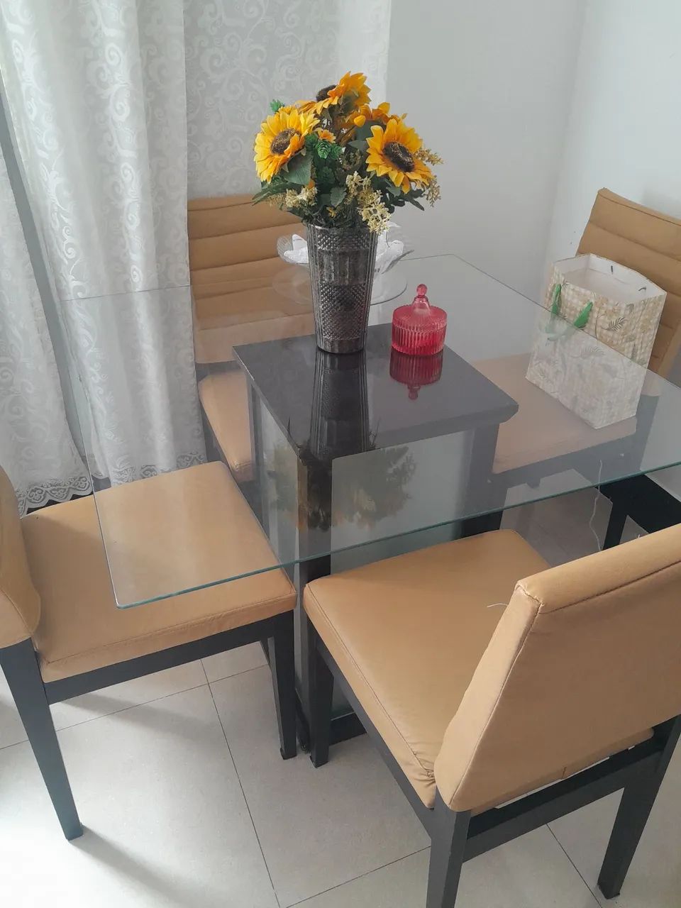 Mesa de vidro com 4 cadeiras