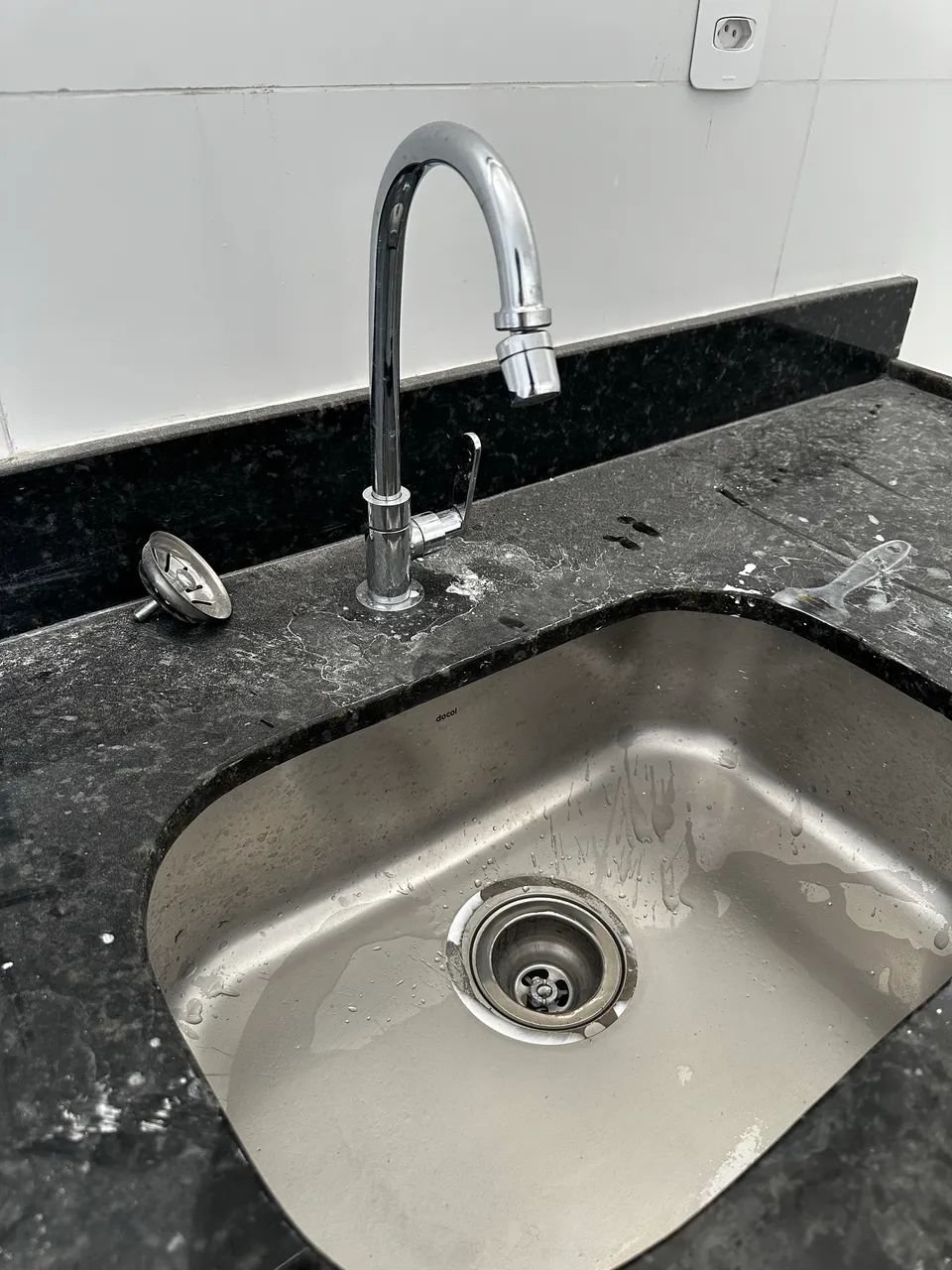 Bancada de 1.80 em granito verde Ubatuba com pia inox escovado Docol   - Foto 2