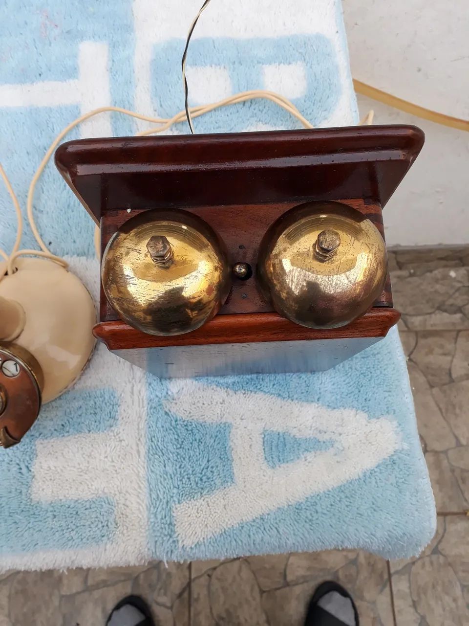 Telefone castiçal antigo com campainha - Foto 2