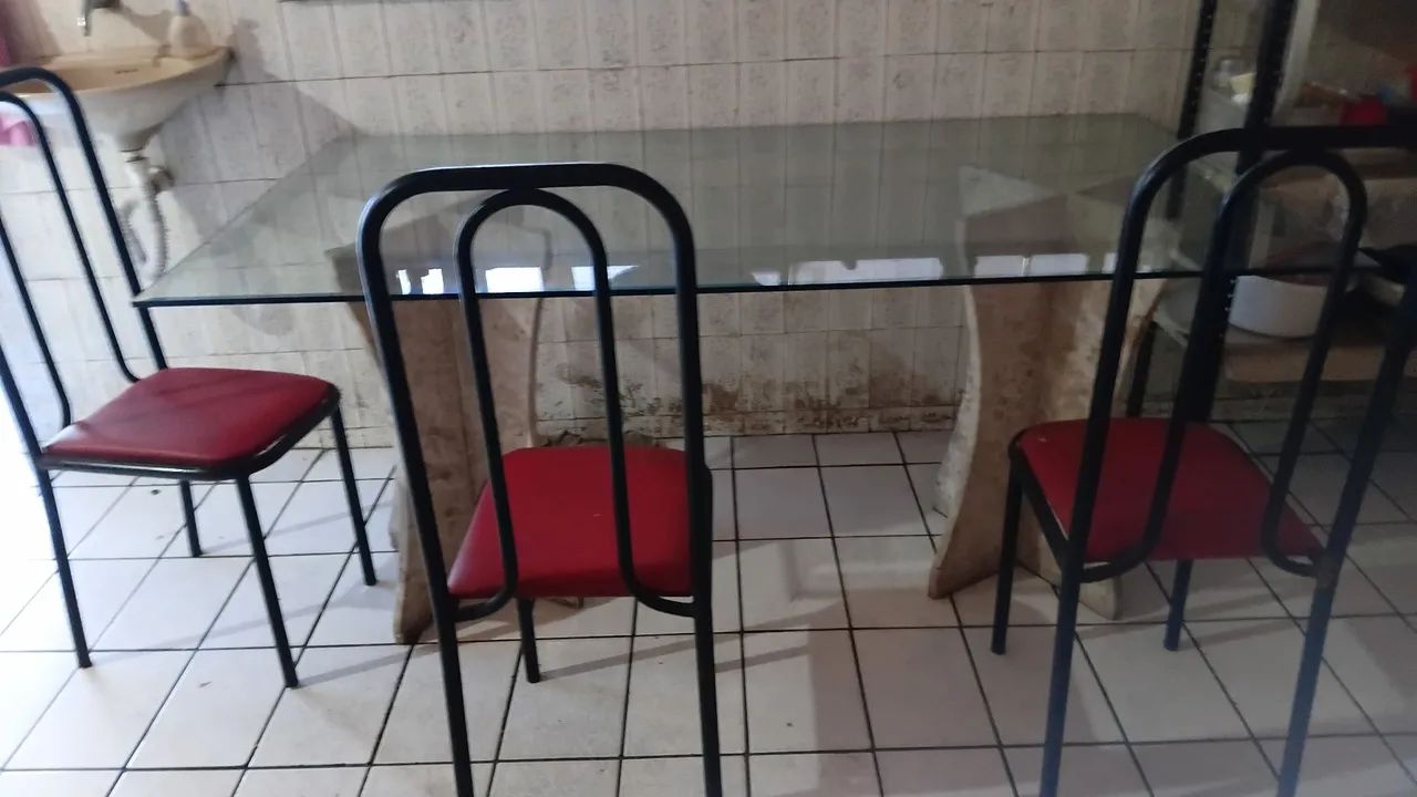 Mesa de vidro com pés de granito