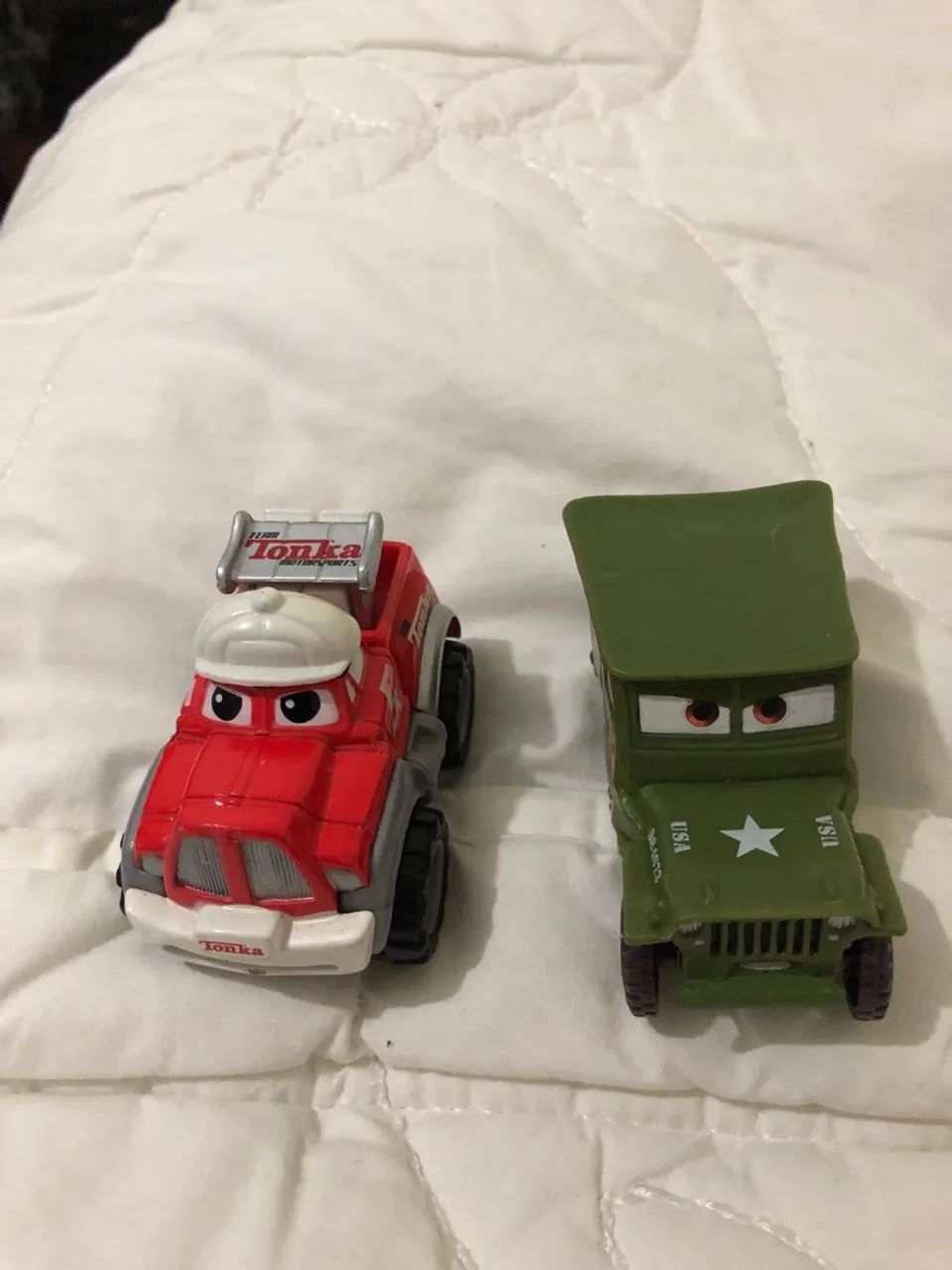 2 carros do filme Pixar dos carros 