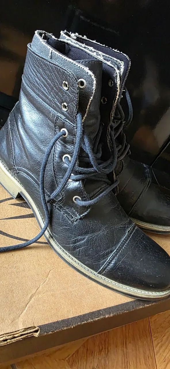 Bota em couro cano alto pouco usada 40 - Foto 5