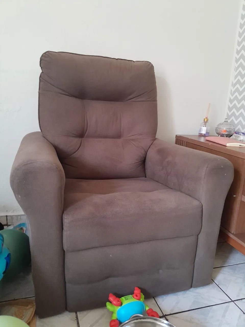 vendo: 1 poltrona,  1 jogo de sofá de 2 e 3 lugares(são 2 sofas e uma poltrona)