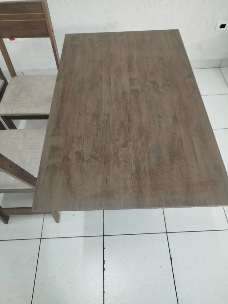 Mesa de madeira com 4 cadeiras  - Foto 3