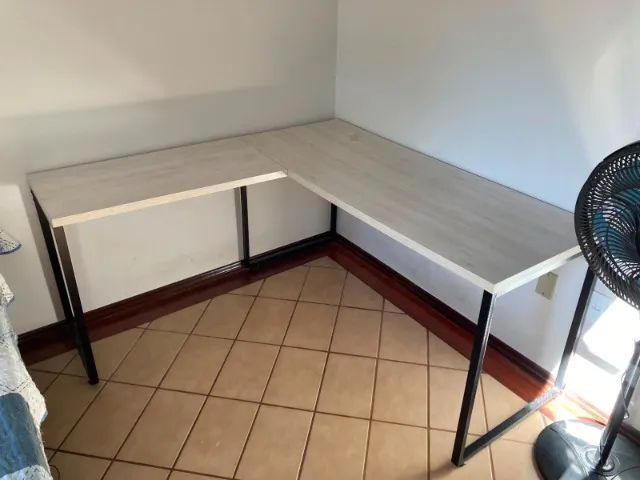 Mesa de escritório em L 
