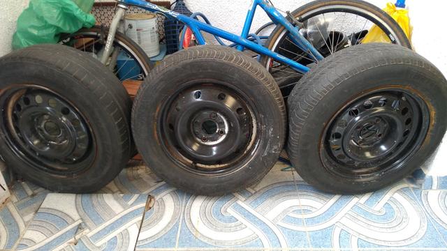 4 rodas de ferro com pneus