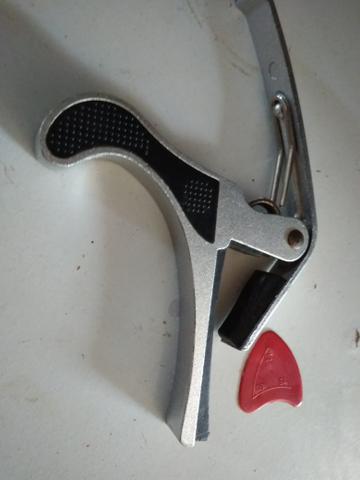 Capotraste de pressão para violão e guitarra