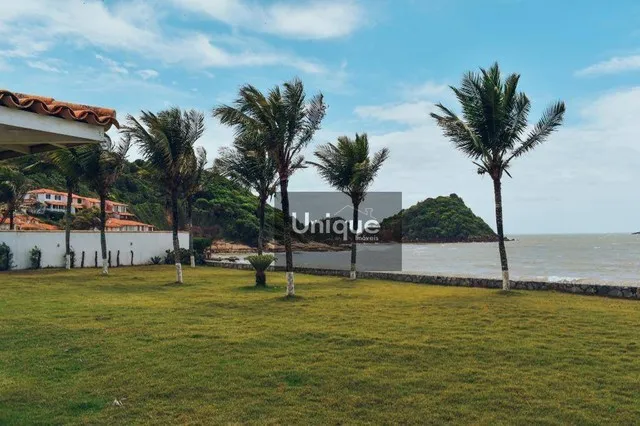 Belíssimo imóvel pé na areia c/ 6 suítes