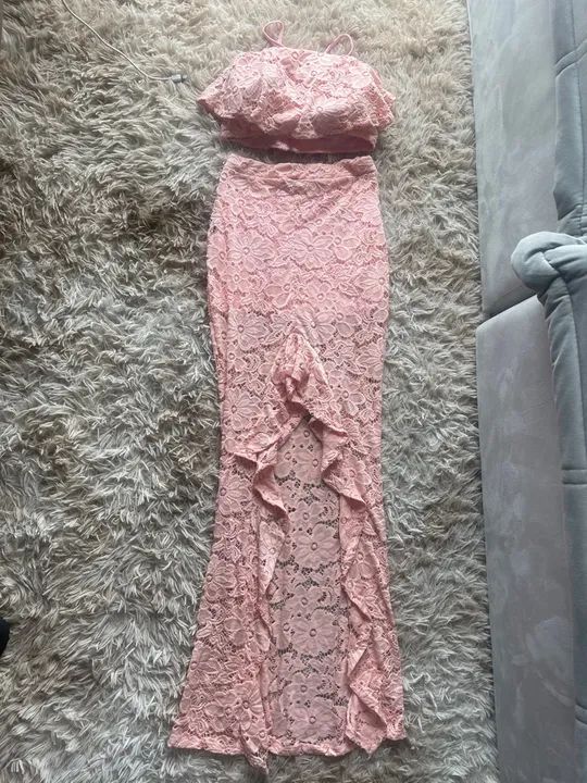 Conjunto de Cropped e Saia de Renda Rosa - Foto 2