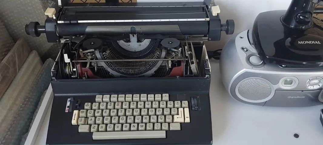 Máquina Escrever Elétrica Facit Sueca-e - Usada /Raridade - Foto 4