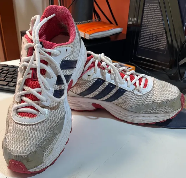 Tênis Adidas n. 38