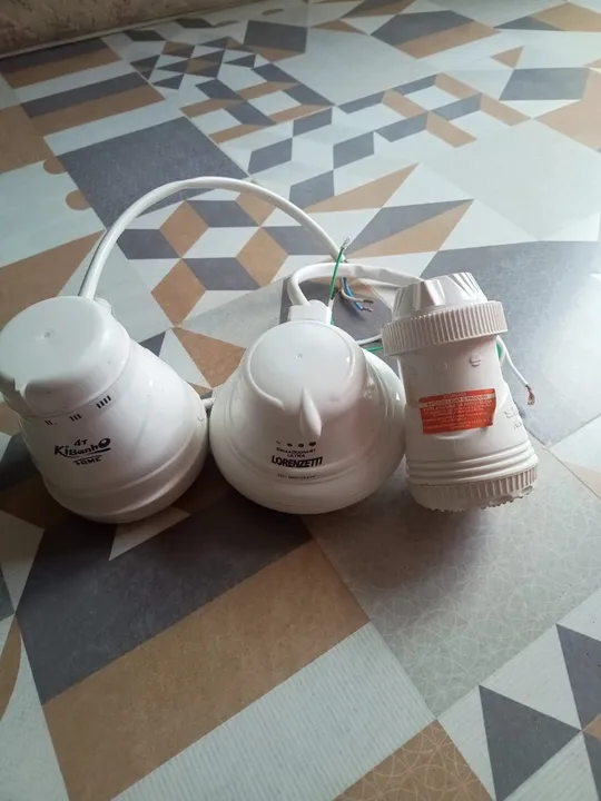Três Chuveiros Elétricos 220v em Ótimo Estado