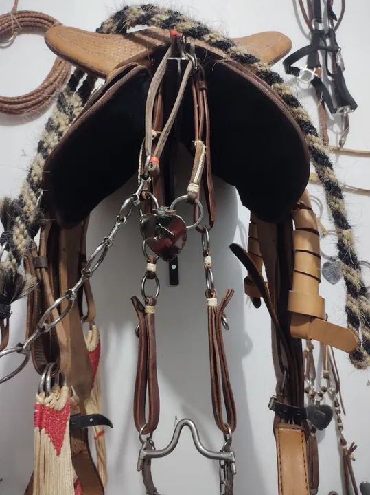 Jogo de Sela de Couro Legítima com peitoral em inox e duas cabeçada 5.000 pra vender rapi - Foto 4