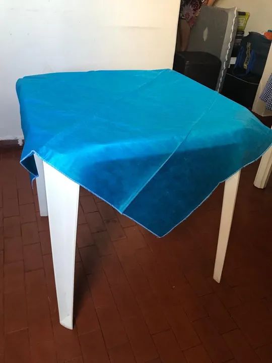 Toalha de mesa em TNT, cores variadas