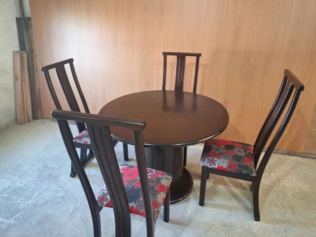 Mesa de Jantar Redonda em madeira com 4 cadeiras